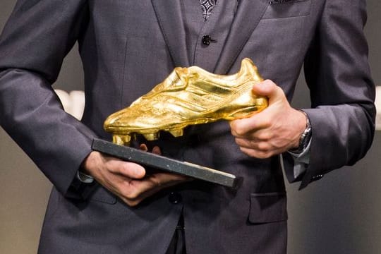 Wurde mit der Trophäe "Goldener Schuh 2021" ausgezeichnet: Robert Lewandowski vom FC Bayern München.