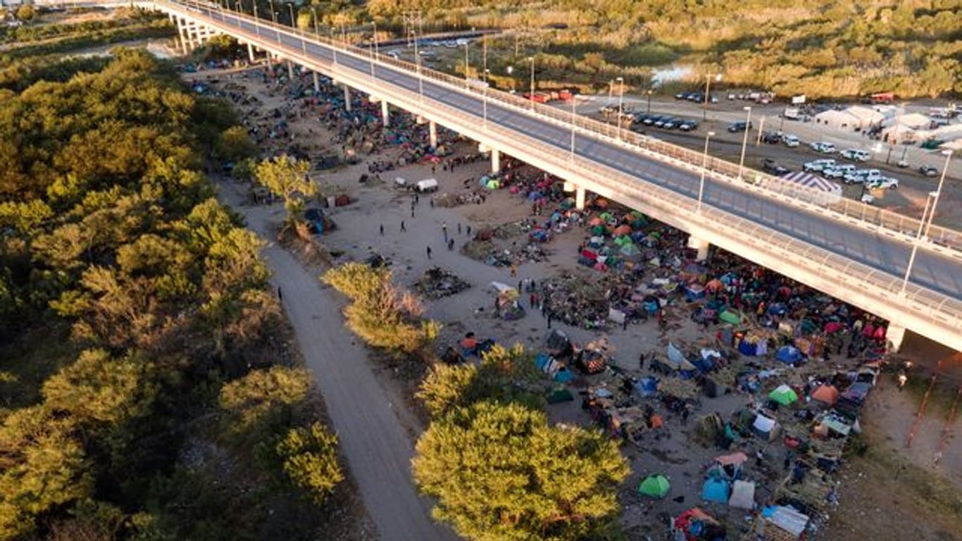 Migranten, viele von ihnen aus Haiti, in einem Lager an der Del Rio International Bridge.