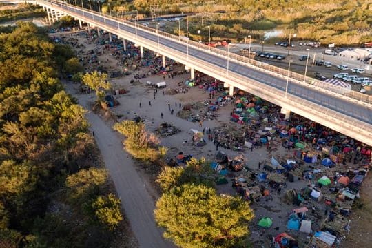 Migranten, viele von ihnen aus Haiti, in einem Lager an der Del Rio International Bridge.
