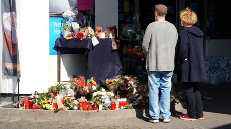 Blumen, Kerzen und Botschaften an das Opfer an der Tankstelle in Idar-Oberstein.