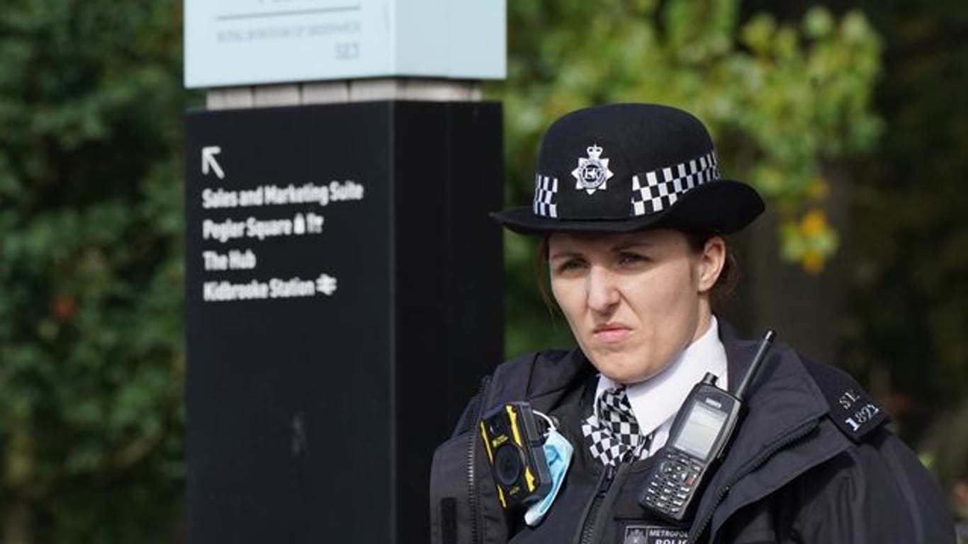 Eine Polizeibeamtin steht im Cator Park in Kidbrooke, Südlondon, in der Nähe des Tatorts, an dem die Leiche einer jungen Frau gefunden wurde.