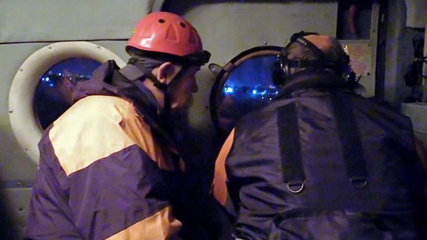 Auf diesem Videostandbild sind Mitglieder eines Rettungsteams des russischen Katastrophenschutzministeriums während einer Suchaktion nach der Antonow An-26 zu sehen.
