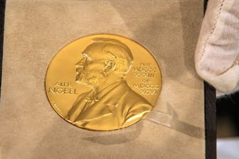 Wegen der Corona-Pandemie nehmen die Preisträger ihre Medaillen und Urkunden nicht in Stockholm, sondern an unterschiedlichen Orten entgegen.