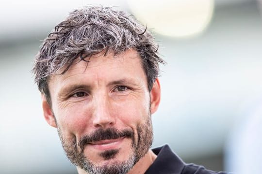 Wolfsburgs Trainer Mark van Bommel will Hoffenheim nicht unterschätzen.