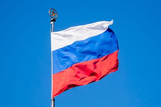 Die Flagge Russlands weht im Wind.