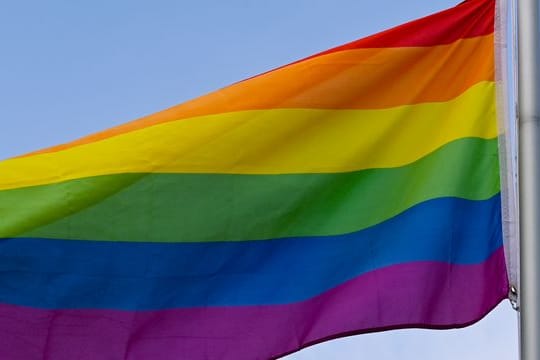 Die Flagge steht in vielen Ländern und Kulturen weltweit für Frieden, Aufbruch und Veränderung.
