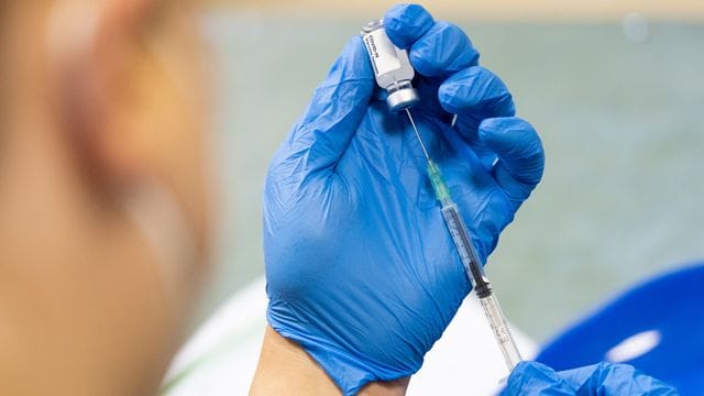 In einigen Ländern wird bereits eine dritte Impfdosis verabreicht. In einigen Ländern wird bereits eine dritte Impfdosis verabreicht.