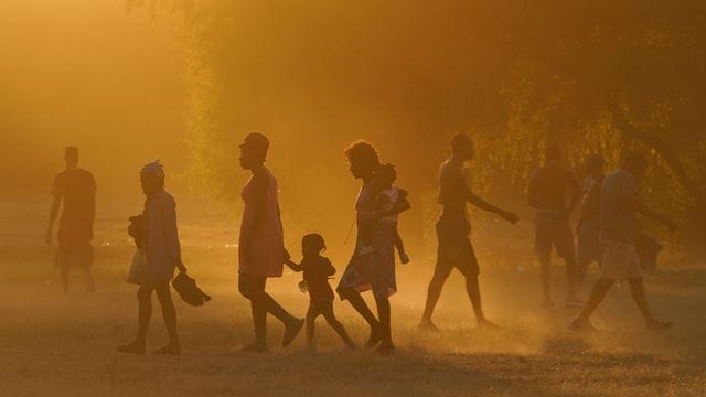 Migranten, viele von ihnen aus Haiti, gehen zu einem improvisierten Flüchtlingslager in Ciudad Acuña. Migranten, viele von ihnen aus Haiti, gehen zu einem improvisierten Flüchtlingslager in Ciudad Acuña.