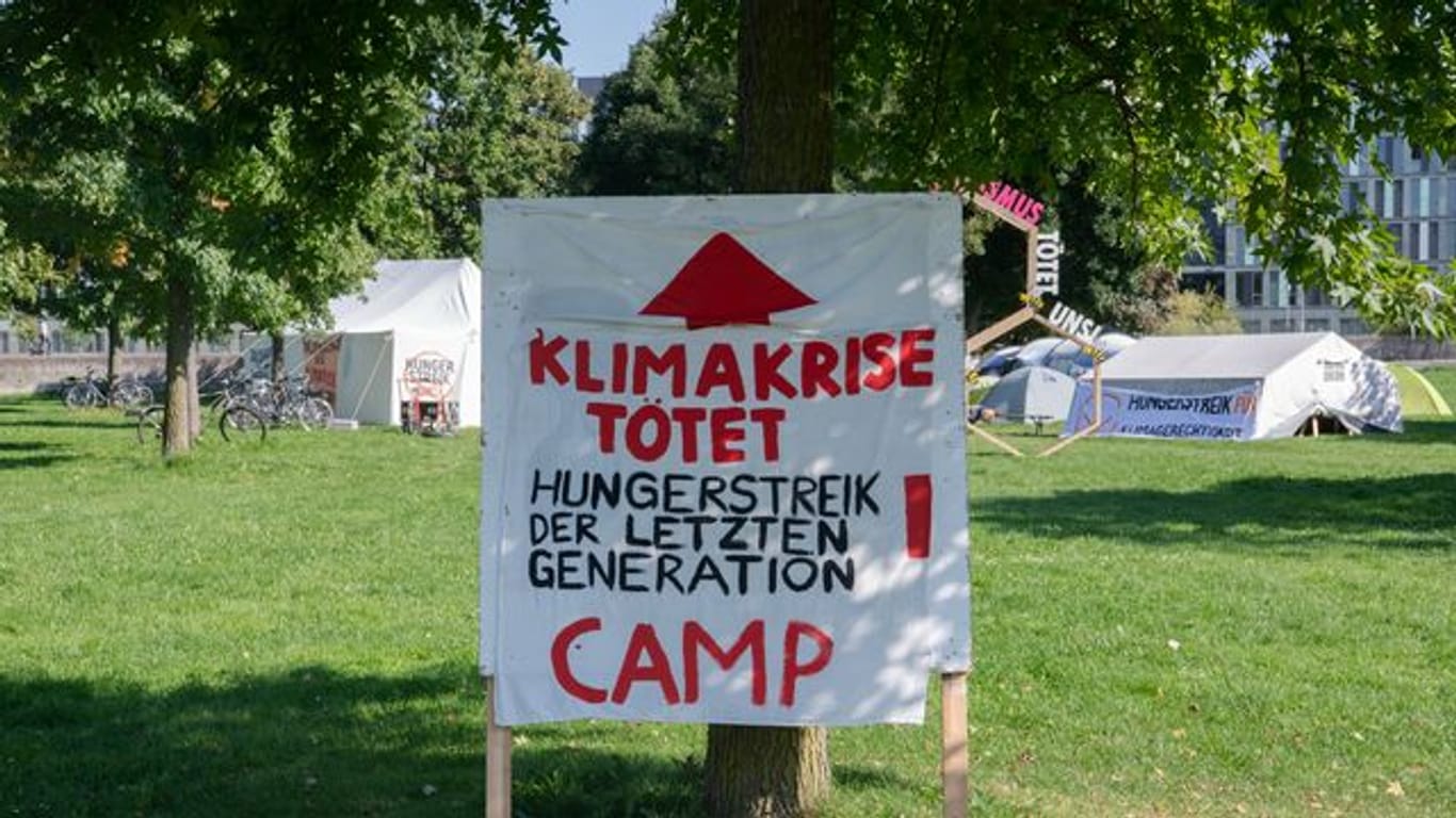 Eine Gruppe junger Erwachsener hatte Ende August in Berlin einen Hungerstreik für eine radikale Klimawende begonnen.