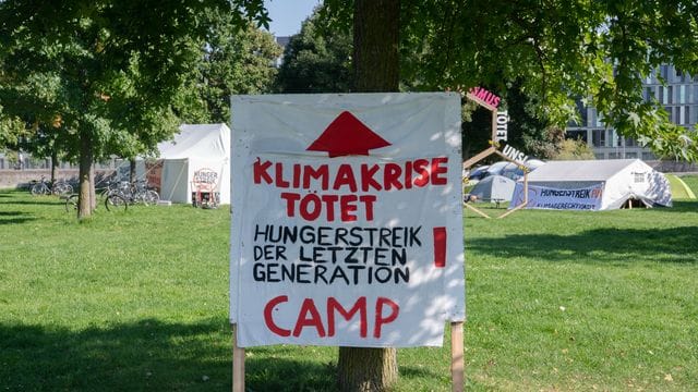 Eine Gruppe junger Erwachsener hatte Ende August in Berlin einen Hungerstreik für eine radikale Klimawende begonnen. Eine Gruppe junger Erwachsener hatte Ende August in Berlin einen Hungerstreik für eine radikale Klimawende begonnen.