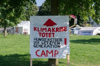Eine Gruppe junger Erwachsener hatte Ende August in Berlin einen Hungerstreik für eine radikale Klimawende begonnen.