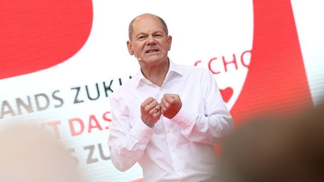 SPD-Kanzlerkandidat Olaf Scholz spricht beim offiziellen Wahlkampfabschluss seiner Partei auf dem Kölner Heumarkt. SPD-Kanzlerkandidat Olaf Scholz spricht beim offiziellen Wahlkampfabschluss seiner Partei auf dem Kölner Heumarkt.