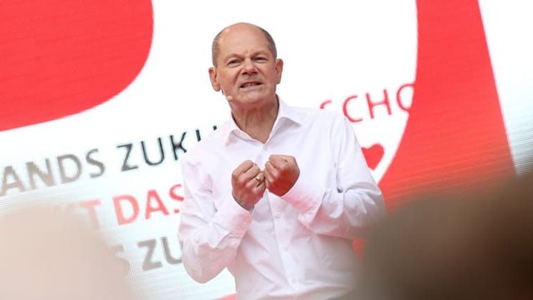 SPD-Kanzlerkandidat Olaf Scholz spricht beim offiziellen Wahlkampfabschluss seiner Partei auf dem Kölner Heumarkt.