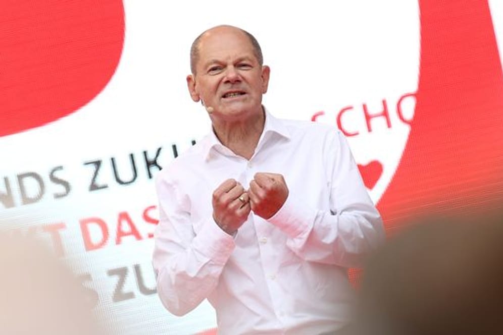 SPD-Kanzlerkandidat Olaf Scholz spricht beim offiziellen Wahlkampfabschluss seiner Partei auf dem Kölner Heumarkt.