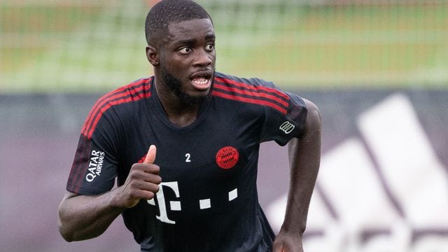 Bayern-Neuzugang Dayot Upamecano läuft über den Platz.