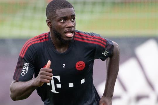 Bayern-Neuzugang Dayot Upamecano läuft über den Platz.