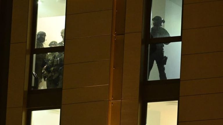 Spezialkräfte der Polizei sind im Einsatz in einem Düsseldorfer Hotel (Archivbild): Bei dem 40-jährigen Türken war eine Namensliste entdeckt worden.