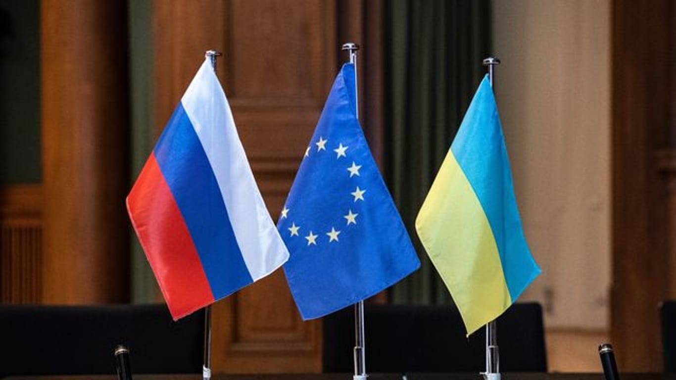 Die Flaggen von Russland (l) und der EU.
