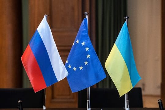 Die Flaggen von Russland (l) und der EU.