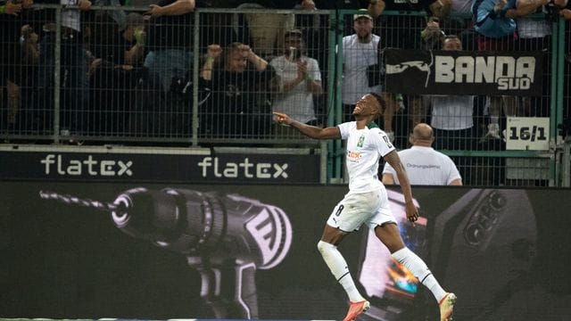 Dennis Zakaria schließt einen Verbleib in Mönchengladbach nicht aus. Dennis Zakaria schließt einen Verbleib in Mönchengladbach nicht aus.
