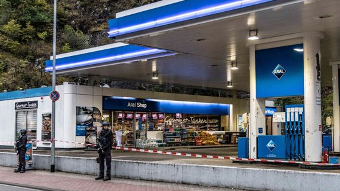 Polizisten sicherten die Tankstelle in Idar-Oberstein, in der ein Angestellter erschossen worden war.