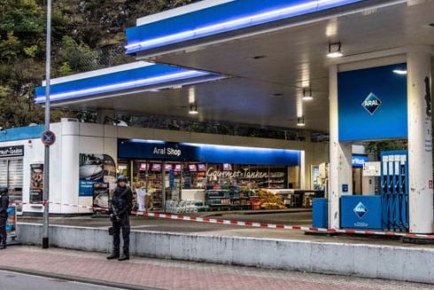 Polizisten sicherten die Tankstelle in Idar-Oberstein, in der ein Angestellter erschossen worden war.