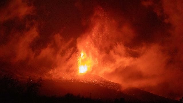 Der Vulkan auf La Palma spuckt weiter Lava aus.