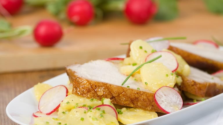 Schweinekrustenbraten: Wer mag, serviert das Gericht mit Kartoffelsalat.