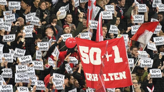 Freiburger Fans bekennen sich zum Erhalt der 50+1-Regel.