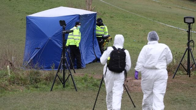 Zwei Gerichtsmediziner am Tatort auf dem Bugs Bottom Feld. Zwei Gerichtsmediziner am Tatort auf dem Bugs Bottom Feld.
