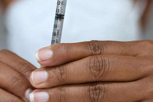 Experten von FDA und CDC haben Auffrischungen nur für Menschen ab 65 Jahren und Risikogruppen empfohlen.