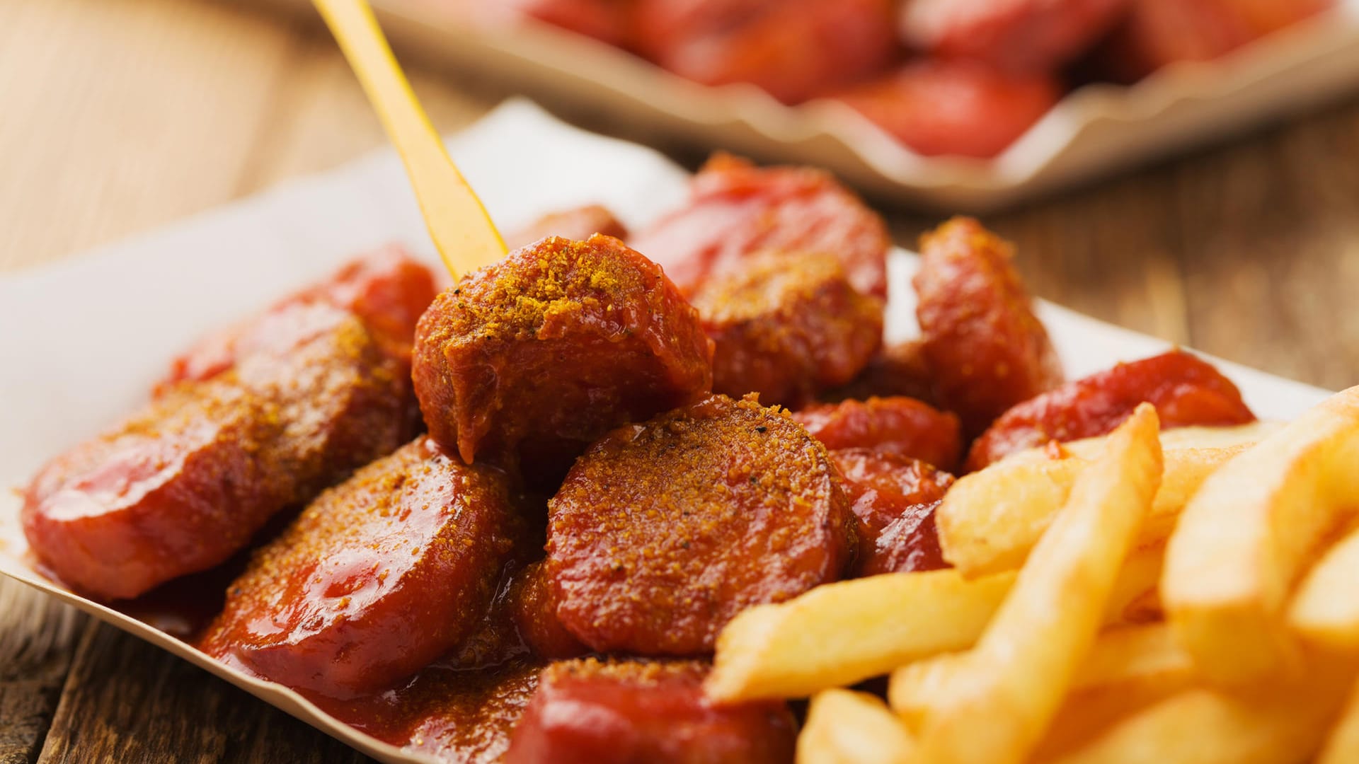 Klassiker: Die traditionelle deutsche Currywurst mit Pommes.