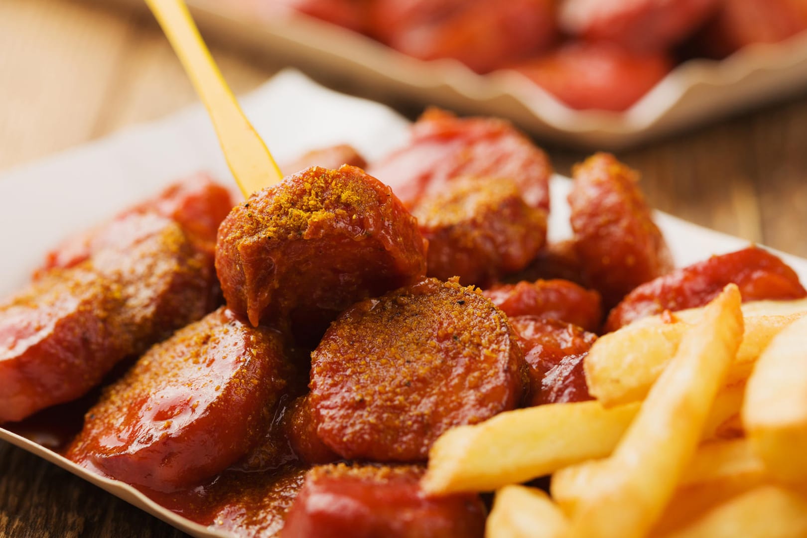 Klassiker: Die traditionelle deutsche Currywurst mit Pommes.