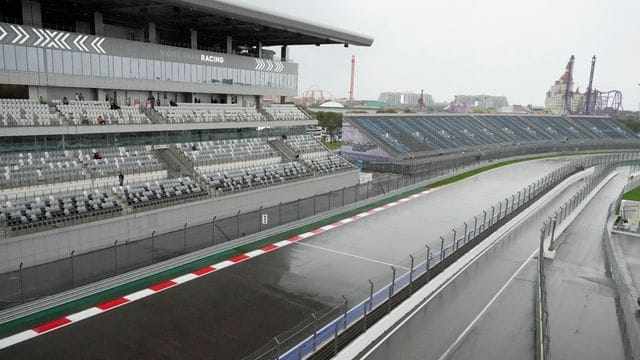 Blick auf die verregnete Rennstrecke des Sochi Autodroms.