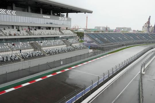 Blick auf die verregnete Rennstrecke des Sochi Autodroms.