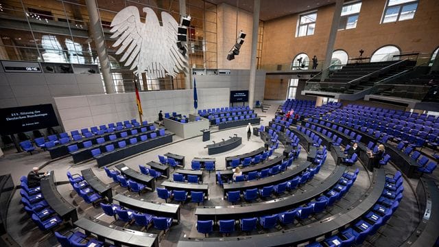 Mehr als zwei Drittel der Deutschen halten den Bundestag mit seinen jetzt schon 709 Mitgliedern für zu groß. Mehr als zwei Drittel der Deutschen halten den Bundestag mit seinen jetzt schon 709 Mitgliedern für zu groß.
