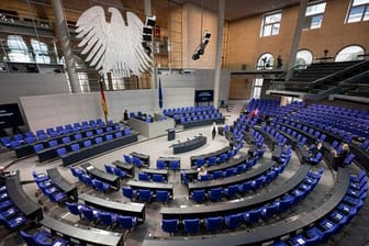 Mehr als zwei Drittel der Deutschen halten den Bundestag mit seinen jetzt schon 709 Mitgliedern für zu groß.