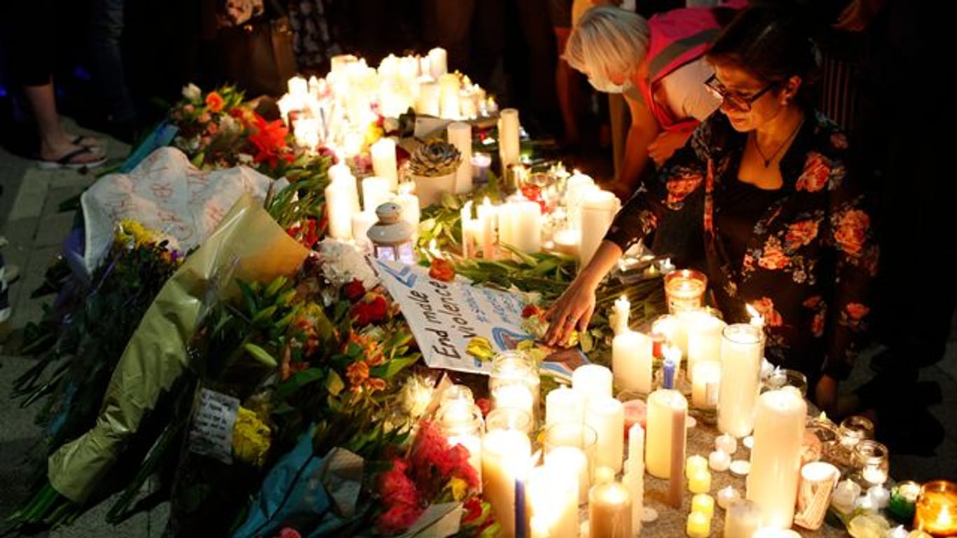 Bürgerinnen und Bürger in London nehmen an einer Mahnwache zum Gedenken an die getötete 28-Jährige teil.