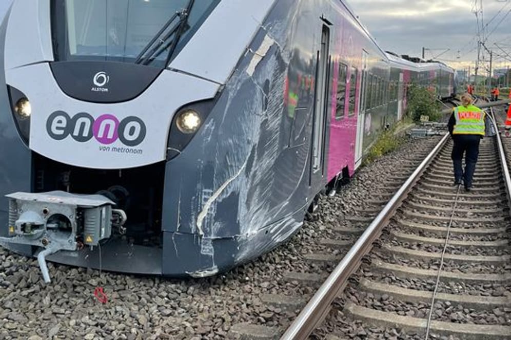 Ein Zug ist beim Rangieren in Wolfsburg an einer Weiche aus dem Gleis gesprungen.