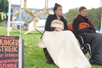 Lea und Henning, die beiden verbliebenen Teilnehmer des "Hungerstreiks der letzten Generation", verschärften ihre Aktion, bevor sie sie schließlich beendeten.