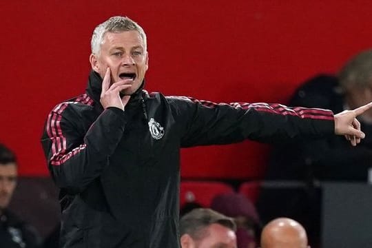 Ole Gunnar Solskjaer, Trainer von Manchester United an der Seitenlinie .