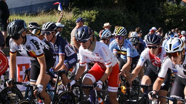 Das Fahrerfeld erklimmt den Smeysberg beim Straßenrennen der Frauen.