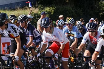 Das Fahrerfeld erklimmt den Smeysberg beim Straßenrennen der Frauen.