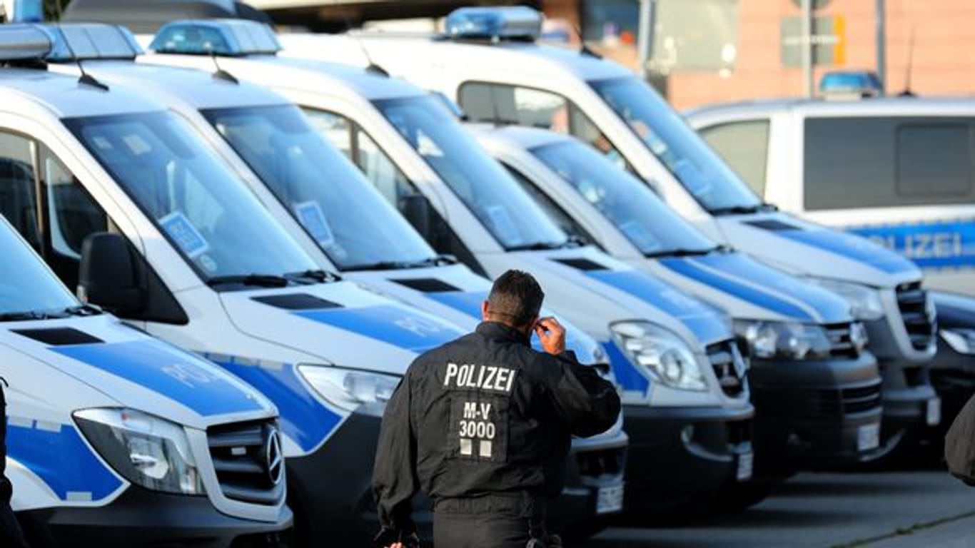 Weil die Begegnung zwischen Hansa und Schalke als Risikospiel eingestuft wurde, war die Polizei mit einem Großaufgebot im Einsatz.