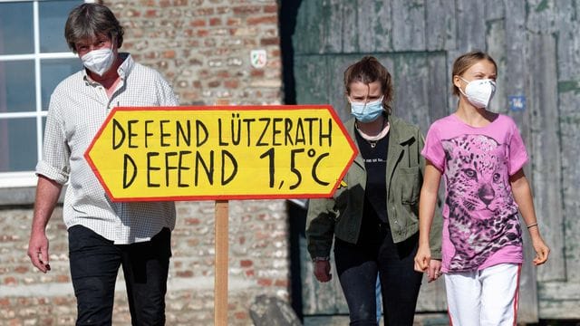 Die Klimaaktivistinnen Greta Thunberg (r) und Luisa Neubauer besuchen den Hof von Landwirt Eckhardt Heukamp (l).