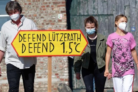 Die Klimaaktivistinnen Greta Thunberg (r) und Luisa Neubauer besuchen den Hof von Landwirt Eckhardt Heukamp (l).