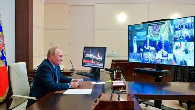 Wladimir Putin führt per Videokonferenz ein Gespräch mit Spitzenpolitikern aller in der neuen Staatsduma vertretenen Parteien. Wladimir Putin führt per Videokonferenz ein Gespräch mit Spitzenpolitikern aller in der neuen Staatsduma vertretenen Parteien.