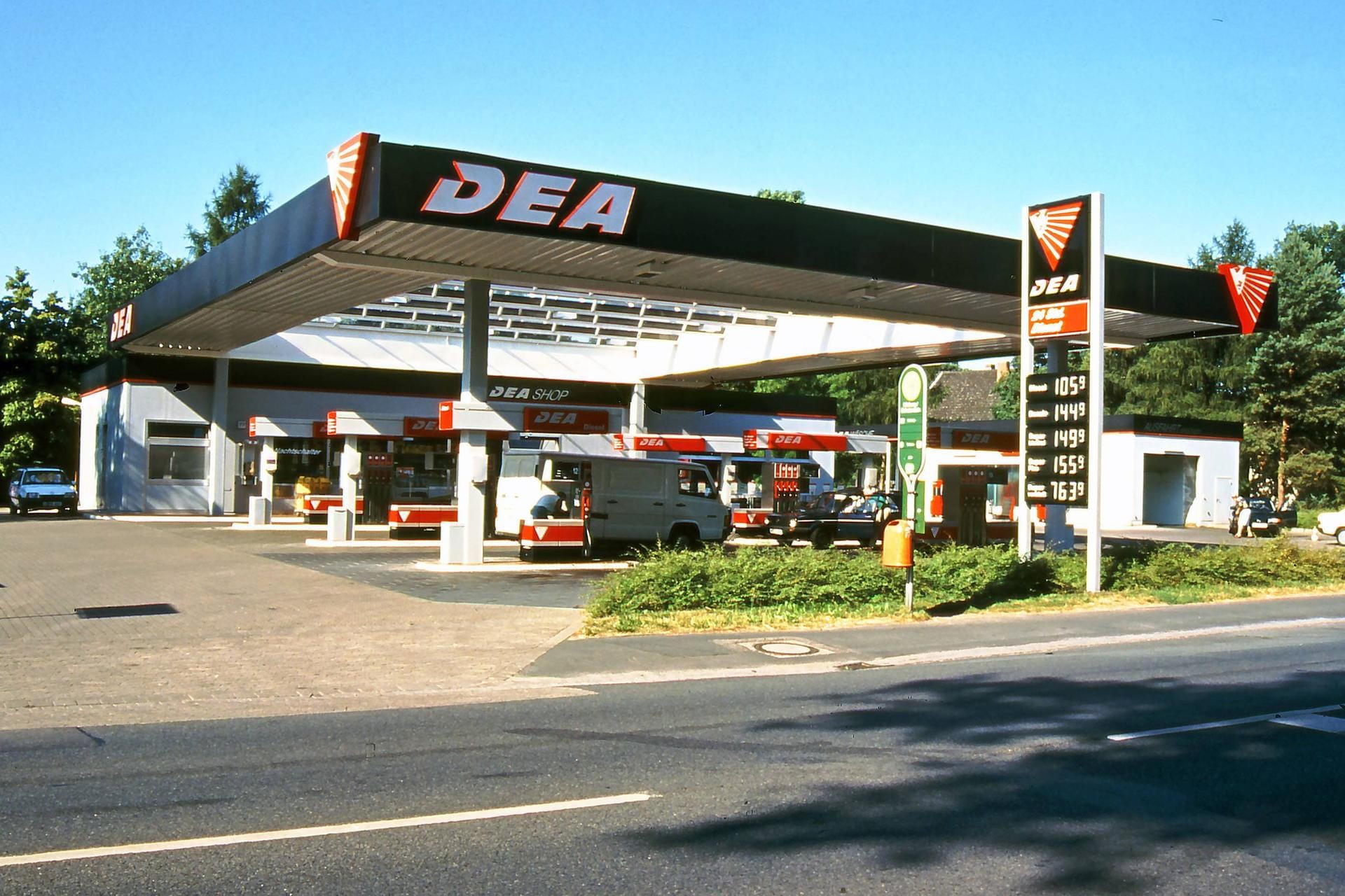 DEA-Tankstelle in Hannover (Archivbild): Ab 2004 waren die Tankstellen Geschichte, rund 1.000 von ihnen erhielten das bekannte Muschel-Logo von Shell.