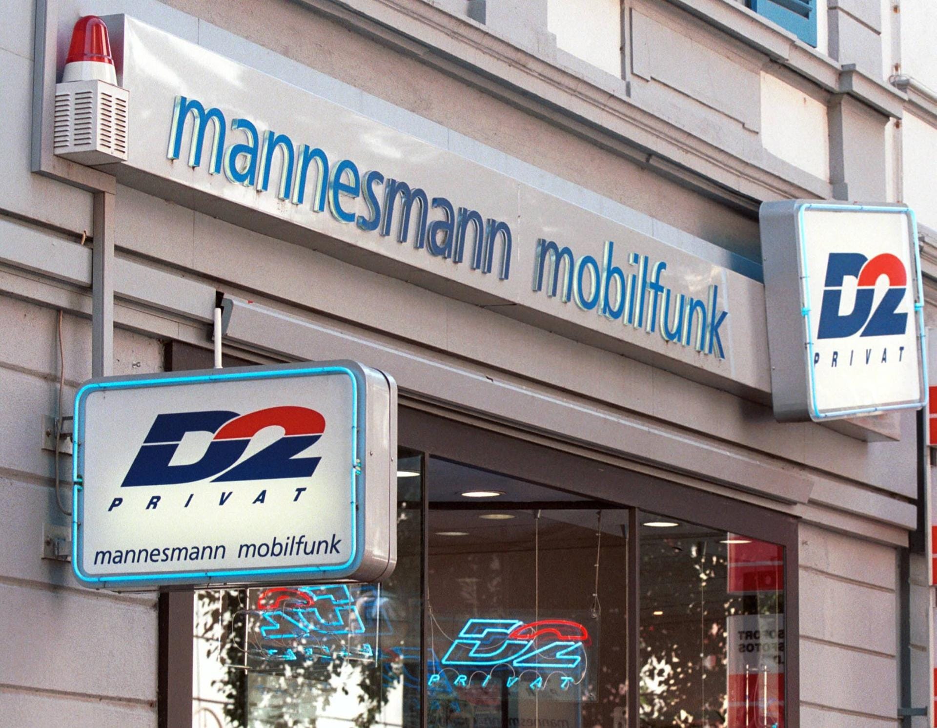 Mannesmann-Mobilfunkladen (Archivbild): Im Jahre 2000 wurde Mannesmann vom Konkurrenten Vodafone im Zuge einer feindlichen Übernahme gekauft – für 190 Milliarden Euro, der teuersten Übernahme der Welt. Die Mannesmann AG wurde in der Folge zerschlagen, das Mannesmann-Hochhaus in Düsseldorf ziert ein Vodafone-Logo.