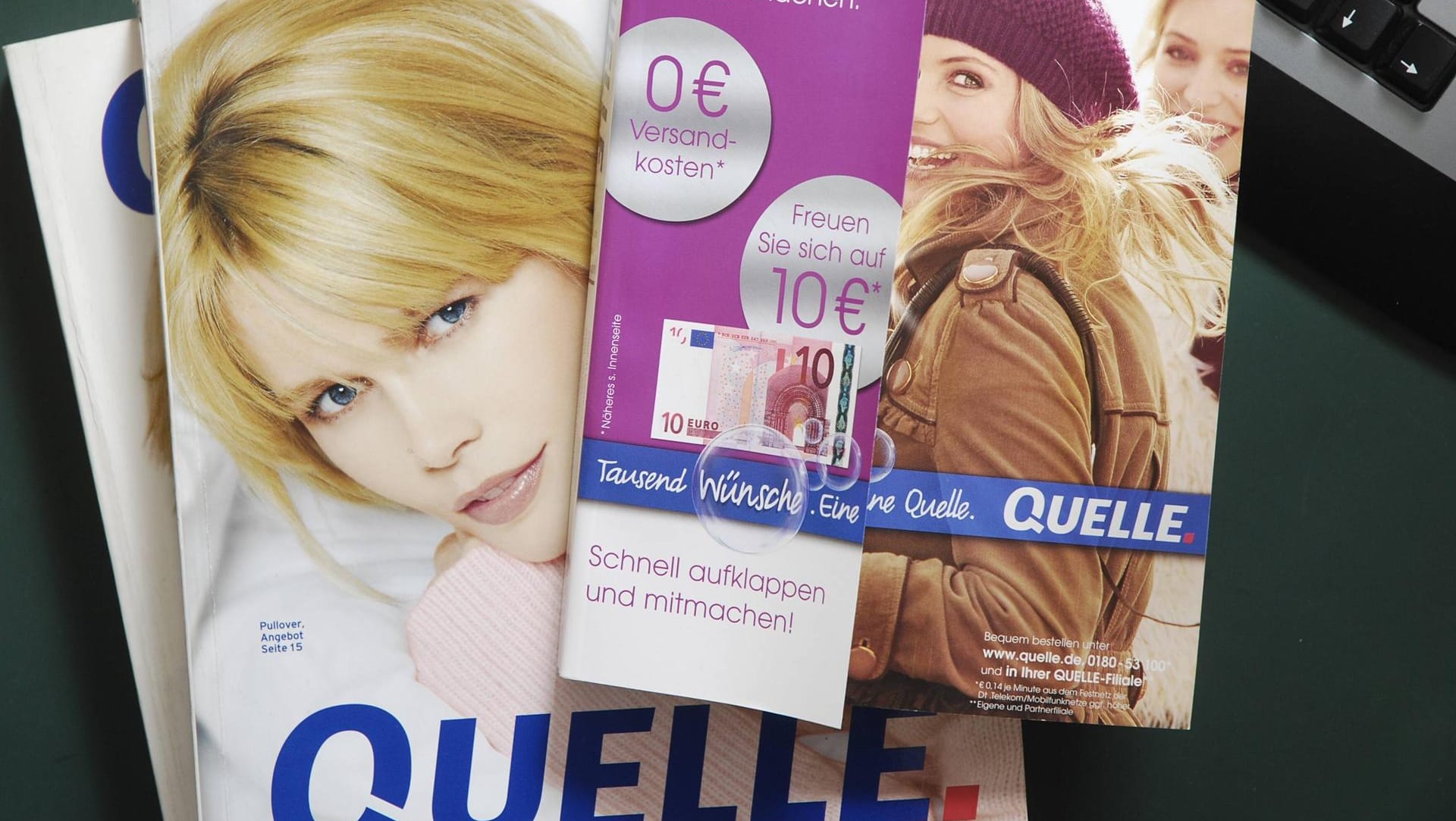 Quelle-Katalog (Archivbild): Der Versandhändler machte 2009 dicht. Im Juni hatte der Arcandor-Konzern Insolvenzantrag für sich sowie die Töchter Karstadt Warenhaus und Quelle gestellt. Anders als bei Karstadt findet sich für Quelle kein Investor. Mit der Internetseite Quelle.de kehrt der Markenname im August 2011 zwar zurück. Allerdings steckt dahinter ein anderes Geschäftsmodell – eine Plattform für Händler.